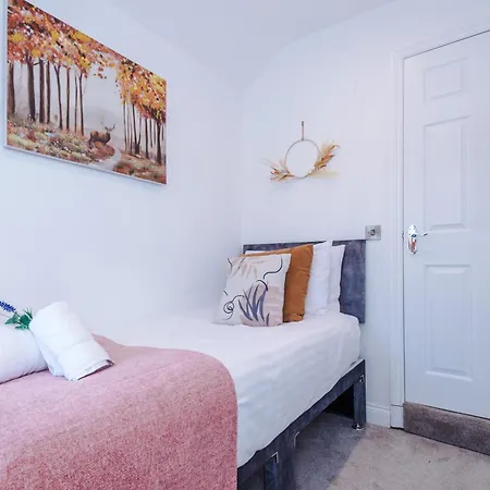 Spacious 3-Bed Home in Nantwich: Group-Friendly Getaway Exterior photo