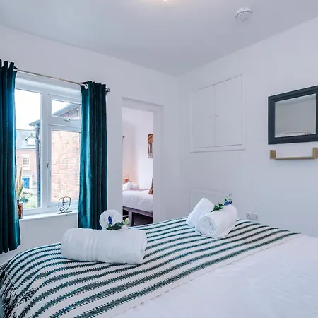 Spacious 3-Bed Home in Nantwich: Group-Friendly Getaway Exterior photo