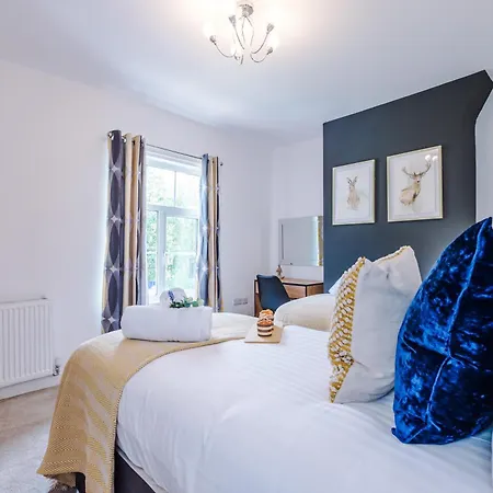 Spacious 3-Bed Home in Nantwich: Group-Friendly Getaway Exterior photo