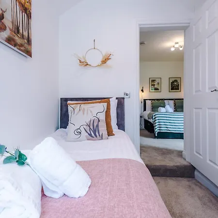 Spacious 3-Bed Home in Nantwich: Group-Friendly Getaway Exterior photo