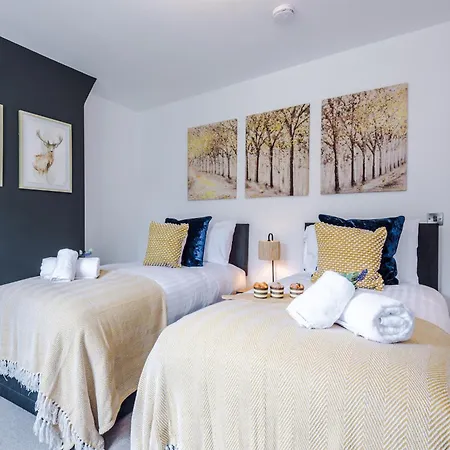 Spacious 3-Bed Home in Nantwich: Group-Friendly Getaway Exterior photo