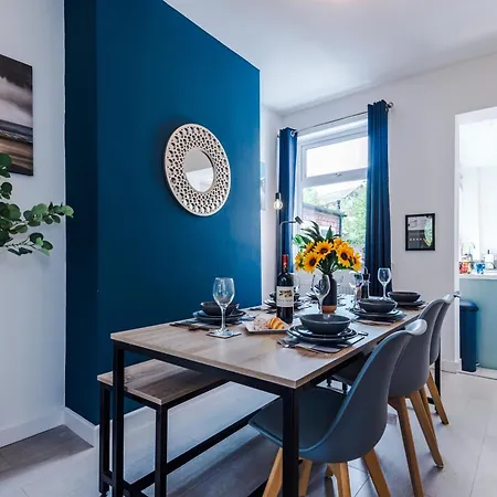 Spacious 3-Bed Home in Nantwich: Group-Friendly Getaway Exterior photo