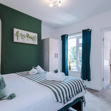 Spacious 3-Bed Home in Nantwich: Group-Friendly Getaway Exterior photo