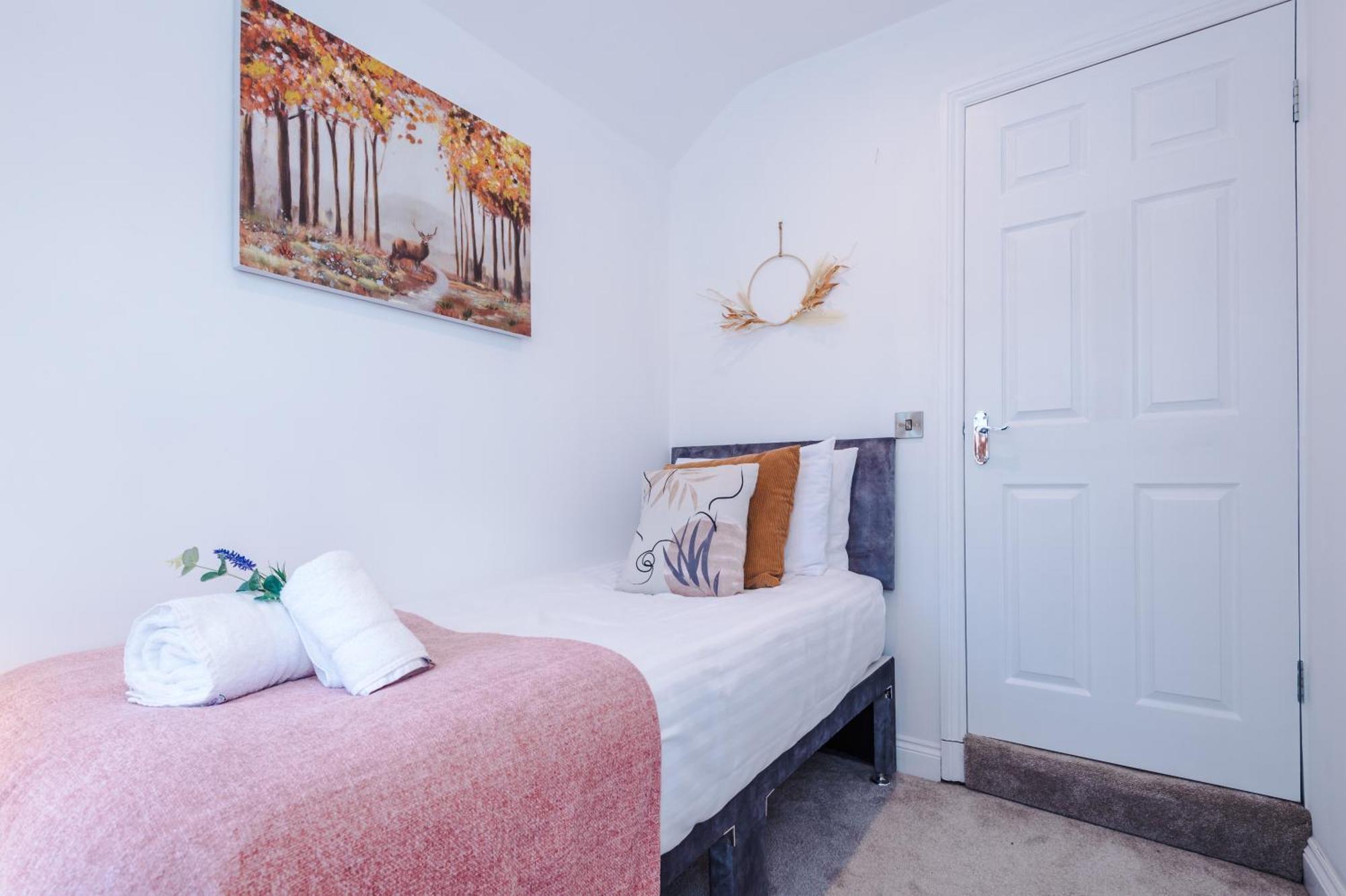 Spacious 3-bed In Nantwich: Group-friendly Getaway Nantwich