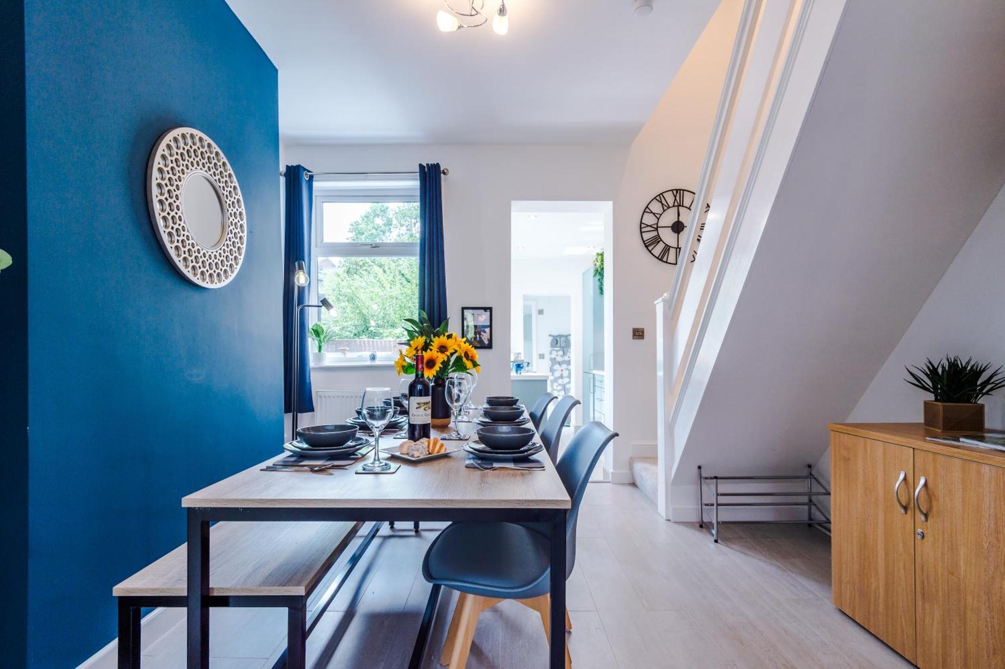 Spacious 3-bed In Nantwich: Group-friendly Getaway Holiday home Nantwich