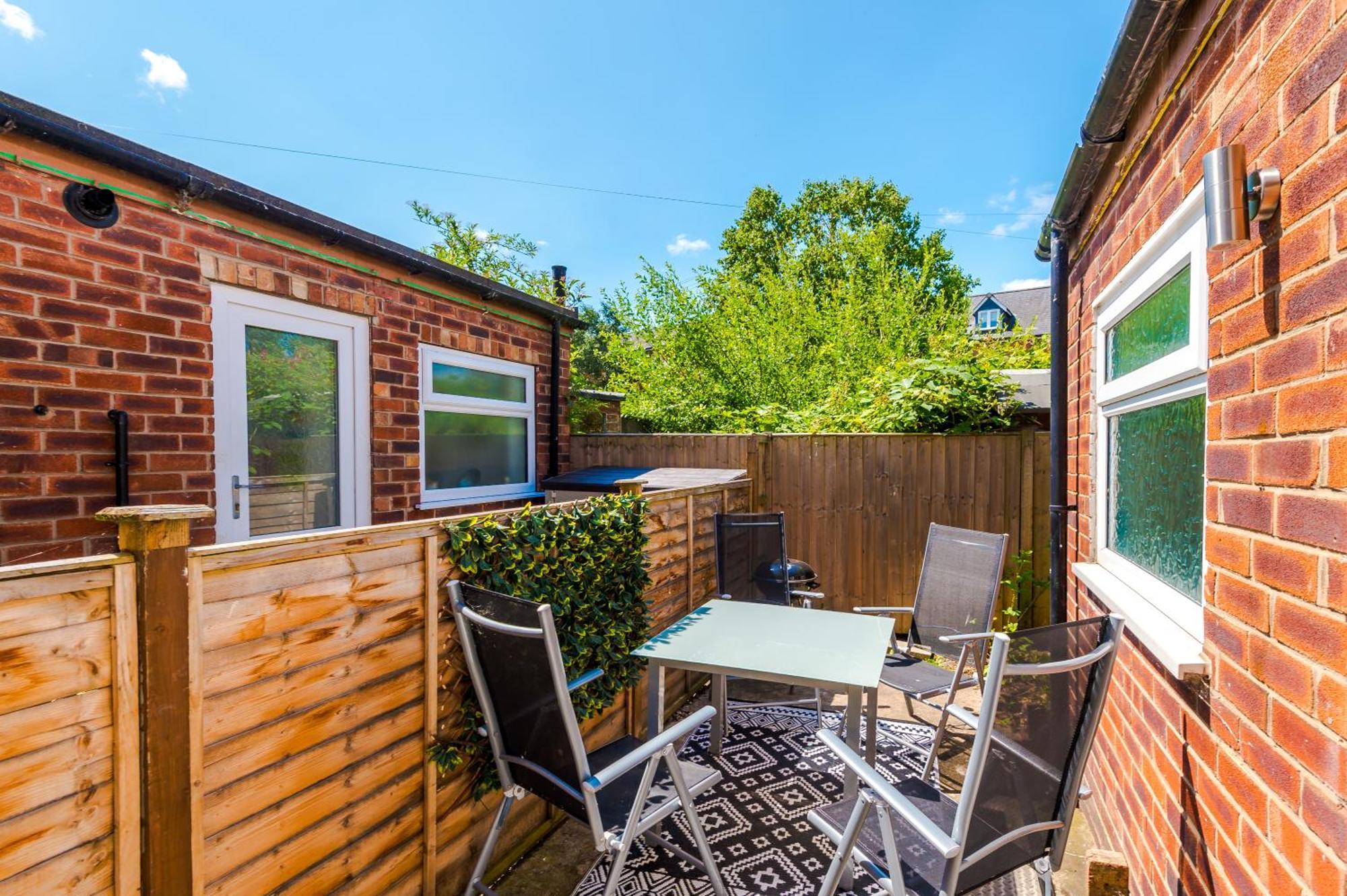 Holiday home Spacious 3-bed In Nantwich: Group-friendly Getaway